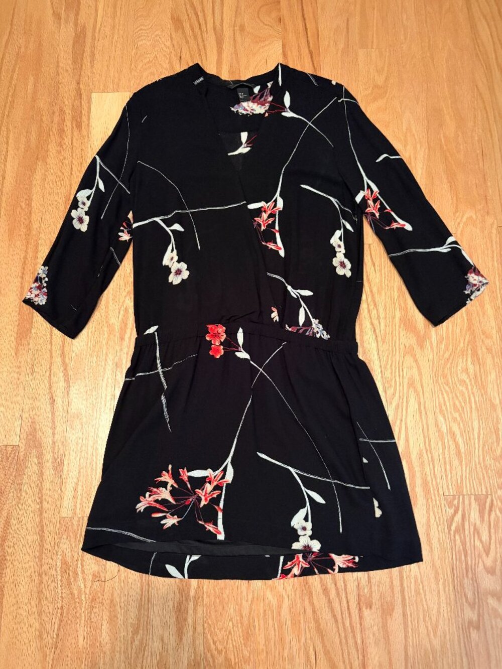 H&M black floral v-neck wrap front mini dress 3/4 sleeve elastic waist size US 8